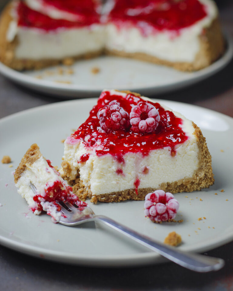 Κρεμώδες Cheesecake Νέας Υόρκης με Βάση από Μπισκότο: Η Απόλυτη Άνεση