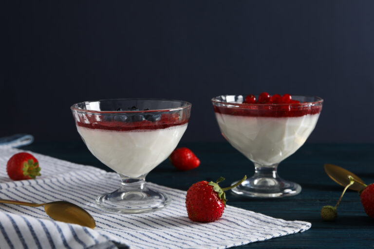 Κλασική Panna Cotta με Βανίλια και Κομπόστα Μούρων: Η Απόλυτη Άνεση στο Πιάτο